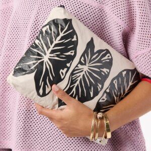 Aloha Collection  Mid Pouch Kalo NWT